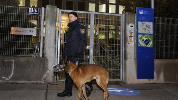 Ein Polizist patrouilliert vor dem Atominstitut