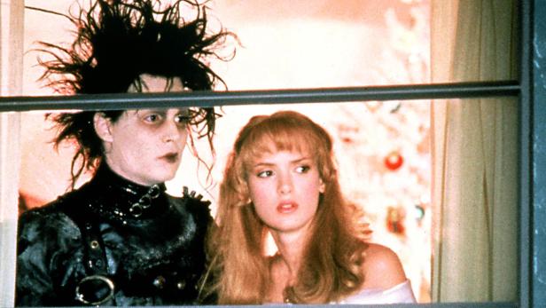 Johnny Depp und Winona Ryder in einer Szene aus dem Film „Edward mit den Scherenhänden“.