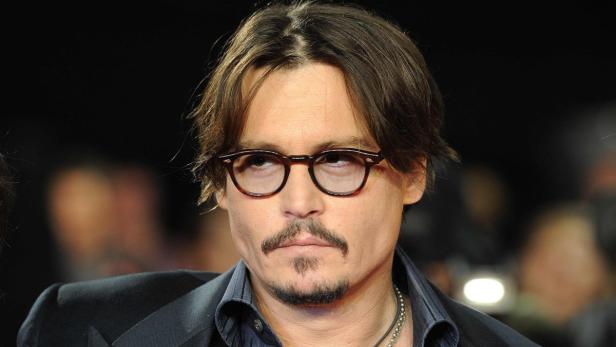 Porträt von Johnny Depp mit Brille und Bart.