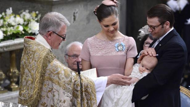 Prinzessin Victoria und Prinz Daniel bei der Taufe ihres Kindes in einer Kirche.