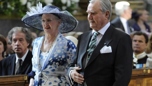 Königin Margrethe II. von Dänemark mit Prinz Henrik bei einer Veranstaltung.