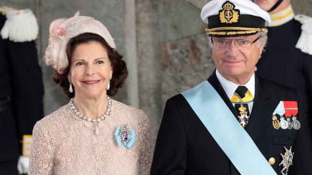König Carl XVI. Gustaf und Königin Silvia von Schweden posieren für ein Foto.