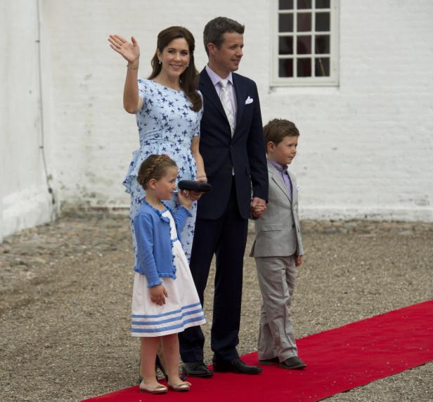 Die dänische Kronprinzessin Mary mit Familie auf einem roten Teppich.