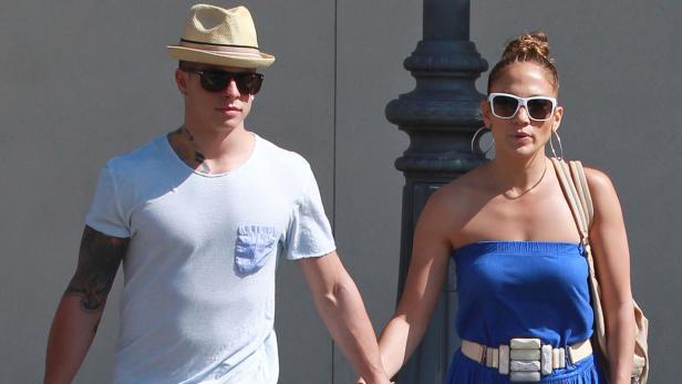 Jennifer Lopez und Casper Smart gehen Händchen haltend die Straße entlang.