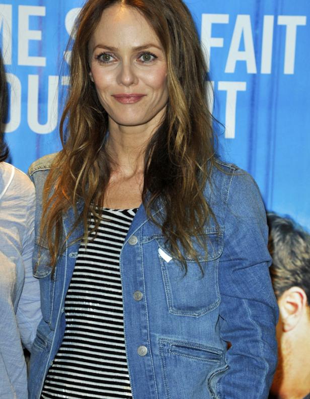 Vanessa Paradis trägt eine Jeansjacke über einem gestreiften Oberteil.