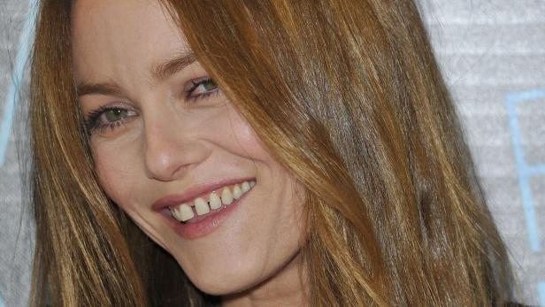 Nahaufnahme von Vanessa Paradis, die lächelt.
