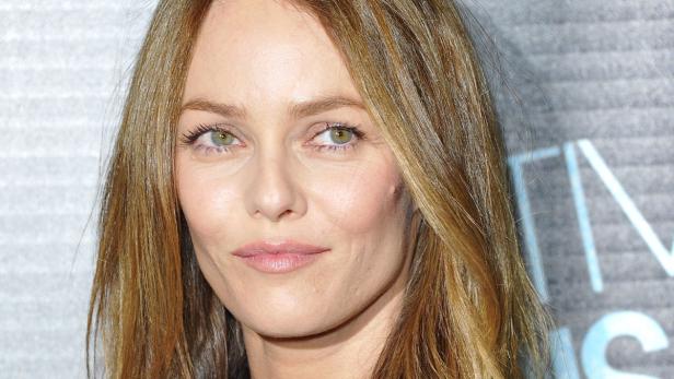 Porträt von Vanessa Paradis mit blonden Haaren und grünen Augen.