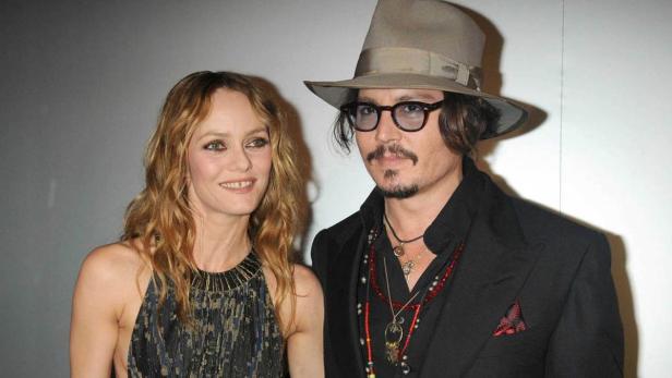 Vanessa Paradis und Johnny Depp posieren zusammen.