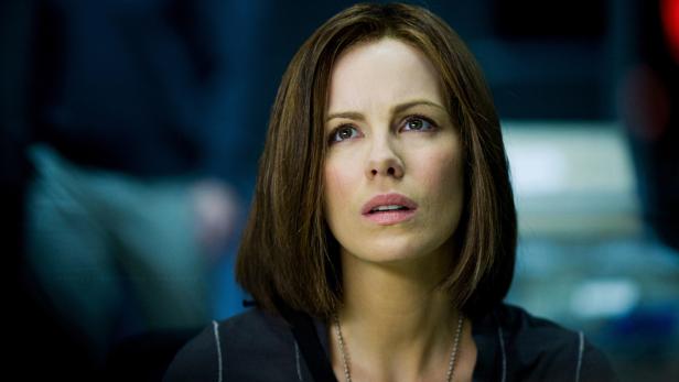 Nahaufnahme von Kate Beckinsale mit besorgtem Gesichtsausdruck.