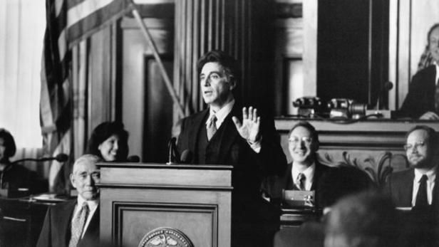Al Pacino hält eine Rede vor einer Gruppe von Menschen in einem Gerichtssaal.