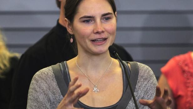 Amanda Knox spricht bei einer Veranstaltung vor einem Mikrofon.