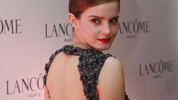 Emma Watson blickt über ihre Schulter, im Hintergrund Lancôme-Logos.
