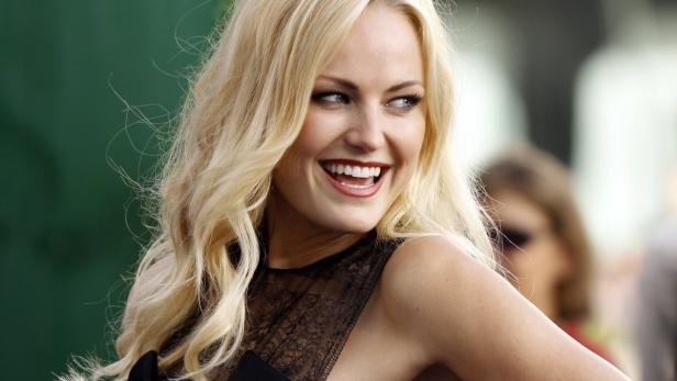 Malin Åkerman lächelt mit blonden, gewellten Haaren.