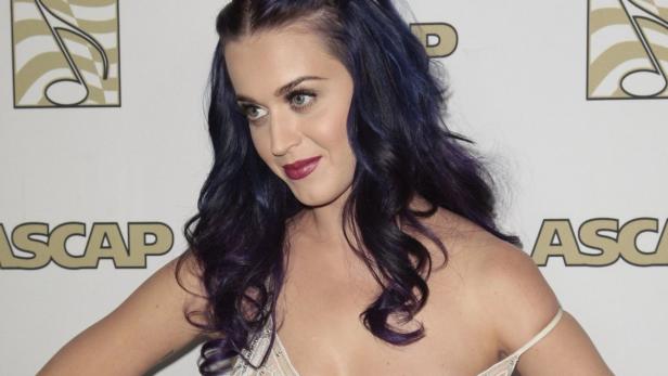 Katy Perry posiert auf einem Event vor einem ASCAP-Logo.