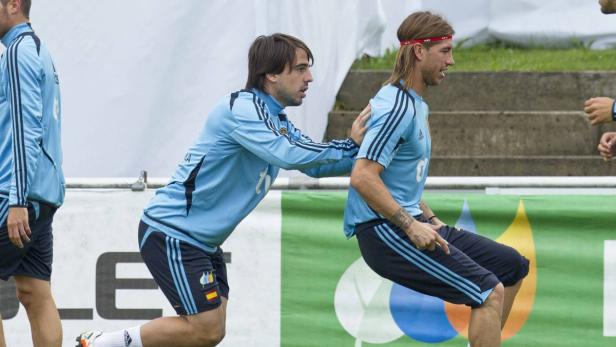 Sergio Ramos wird von einem Teamkollegen beim Dehnen unterstützt.