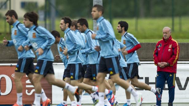 Die spanische Fußballnationalmannschaft trainiert mit ihrem Trainer an der Seitenlinie.