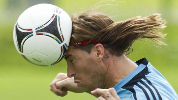 Ein Fußballspieler köpft einen Ball.