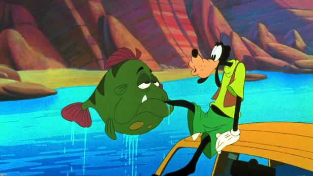 Goofy sitzt auf einem Boot, während ein großer, grüner Fisch an seinem Bein hängt.