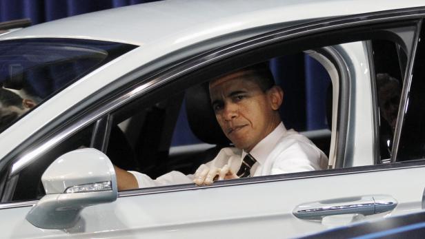 Barack Obama sitzt in einem weißen Auto.