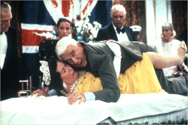 Leslie Nielsen liegt auf der falschen Königin Elizabeth in „Die nackte Kanone“.