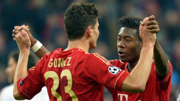 Mario Gomez und David Alaba jubeln gemeinsam auf dem Fußballfeld.
