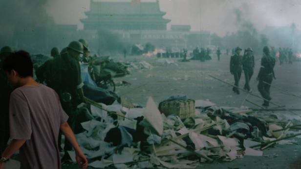Soldaten stehen inmitten von Trümmern auf dem Tiananmen-Platz.