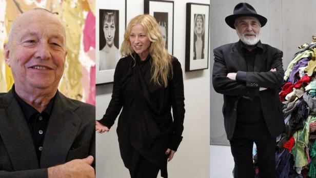 Drei Personen stehen vor Kunstwerken in einer Galerie.