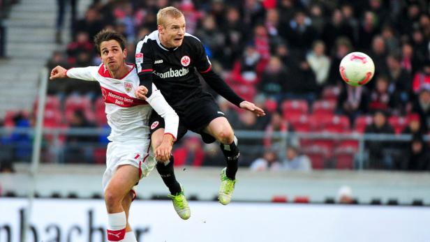 Zwei Fußballspieler kämpfen um den Ball in einem Fußballspiel.