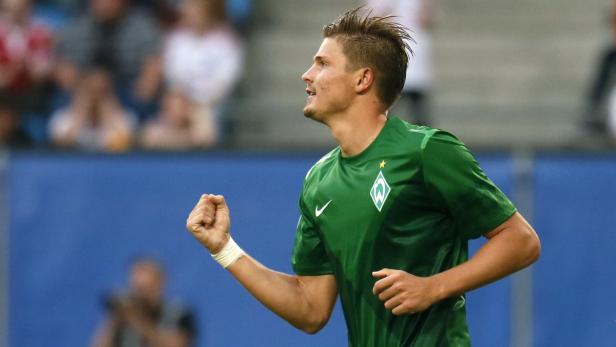 Ein Fußballspieler von Werder Bremen jubelt mit geballter Faust.