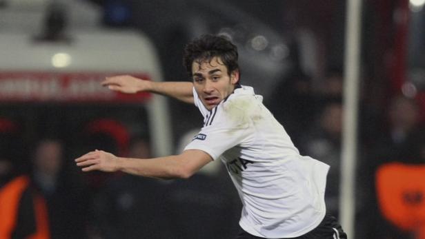 Ein Fußballspieler in einem weißen Trikot gestikuliert auf dem Spielfeld.