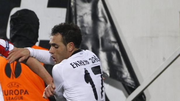 Ekrem Dağ im weißen Trikot wird von einem Gegenspieler festgehalten.