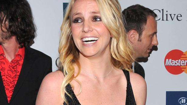 Britney Spears lächelt auf einer Veranstaltung.