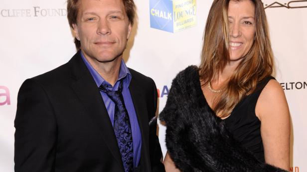 Jon Bon Jovi posiert mit seiner Frau auf dem roten Teppich.