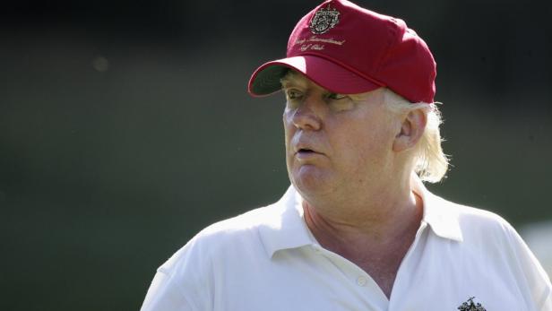 Donald Trump mit roter Kappe des Trump International Golf Club.
