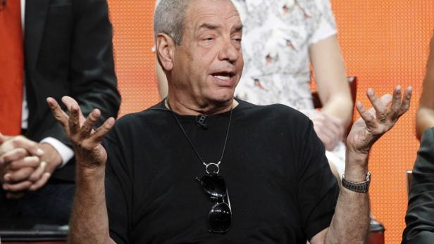 Ein Mann gestikuliert während einer Präsentation.