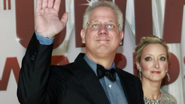 Glenn Beck mit Frau auf einer Veranstaltung, er winkt in die Kamera.