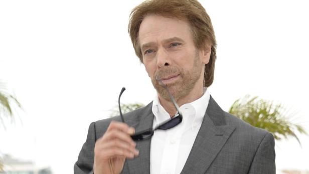 Jerry Bruckheimer hält eine Sonnenbrille in der Hand.