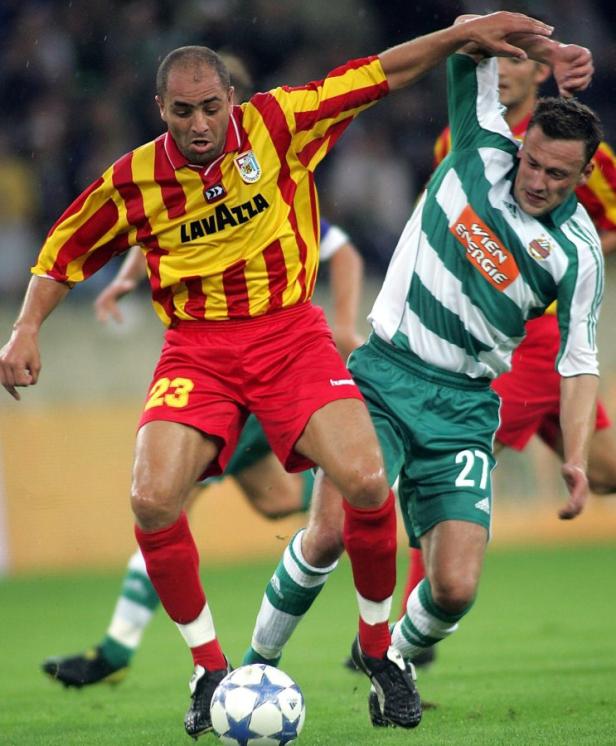 Zwei Fußballspieler kämpfen um den Ball auf dem Spielfeld.