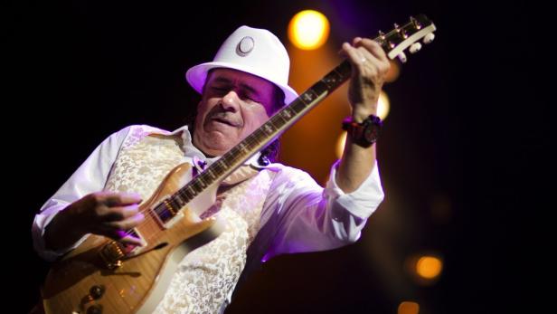 Carlos Santana spielt Gitarre während eines Konzerts.