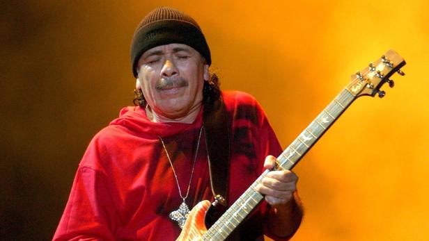 Carlos Santana spielt Gitarre während eines Konzerts.