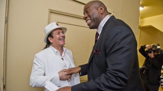 Carlos Santana und Magic Johnson lachen zusammen.