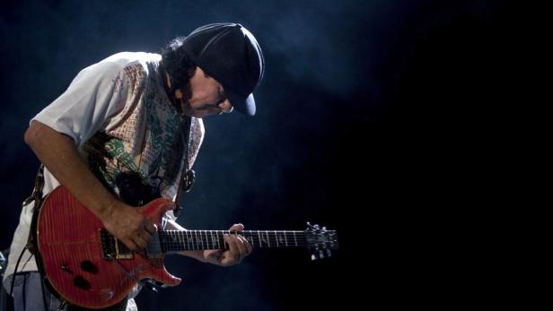Carlos Santana spielt Gitarre während eines Konzerts.