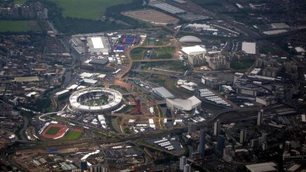 Luftaufnahme des Olympiaparks London mit dem Olympiastadion im Vordergrund.