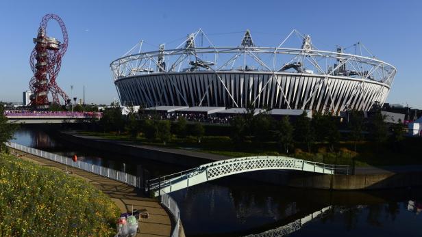 Das Olympiastadion London und der ArcelorMittal Orbit Turm an einem sonnigen Tag.
