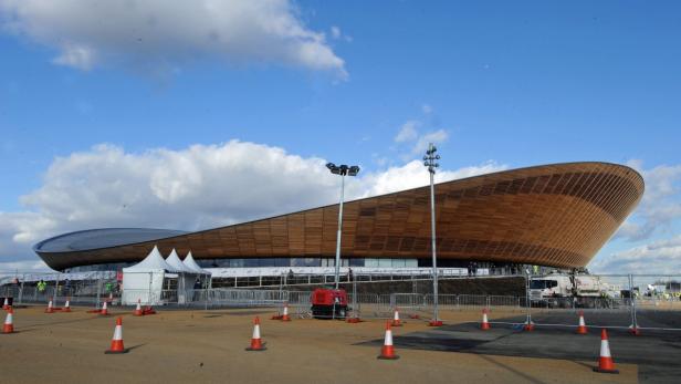 Das Velodrom in London unter blauem Himmel mit Wolken.
