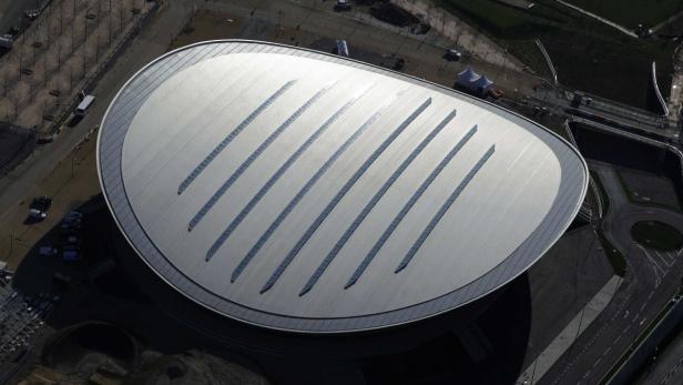 Luftaufnahme des geschwungenen Daches eines Gebäudes mit Oberlichtern.