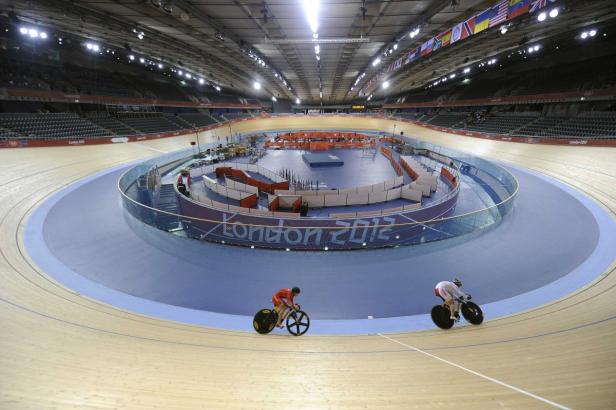 Zwei Radfahrer auf einer Bahn im Velodrom von London 2012.