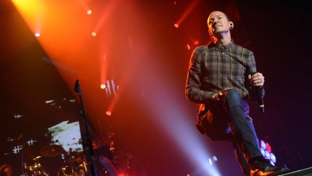 Chester Bennington von Linkin Park tritt auf einer Bühne auf.