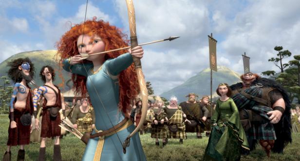 Merida zielt mit Pfeil und Bogen auf dem Highland Games Turnier in „Merida – Legende der Highlands“.