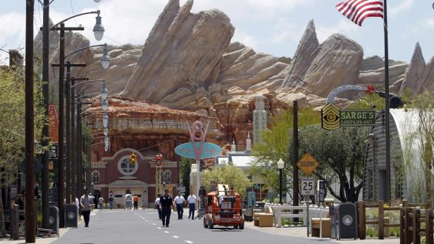 Blick auf die Main Street in Radiator Springs, einem Themenbereich im Disney California Adventure Park.